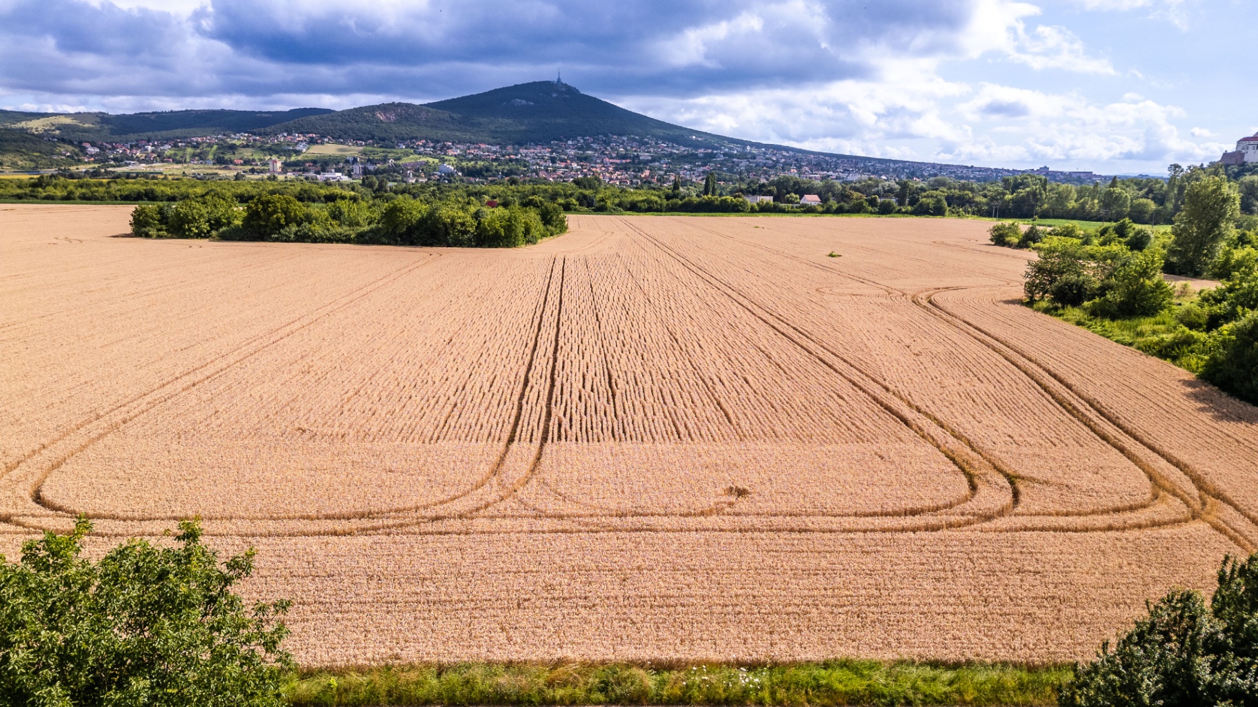Panoramatický záber pozemku s výhľadom na Zobor