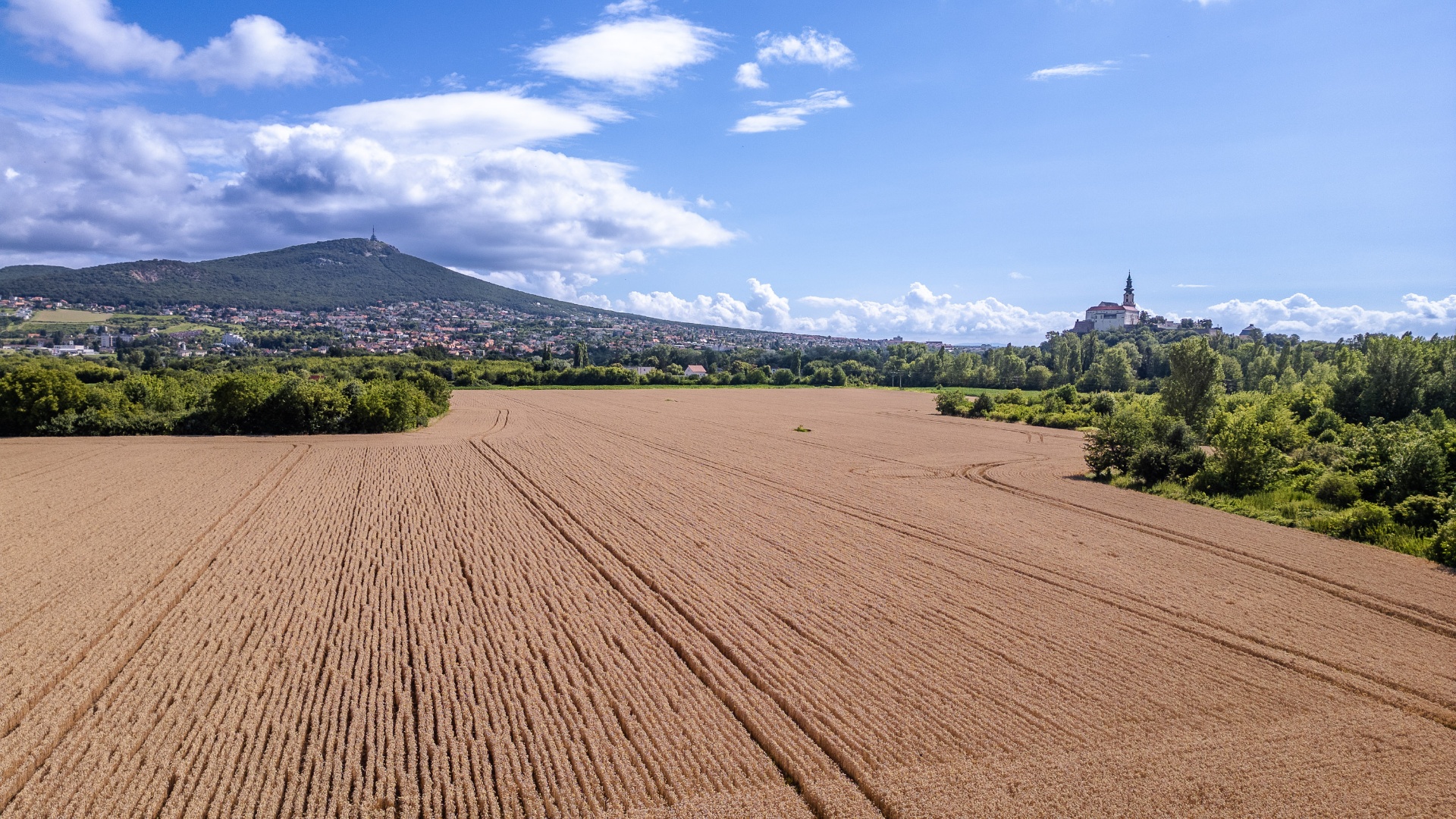 Panoramatický výhľad na pozemok a Zobor